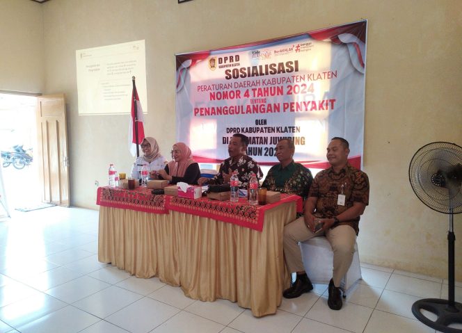 
 Ketua Komisi IV DPRD Klaten, H.Sutarna (Tengah) berikan materi tentang Perda Nomor 4/2024 tentang penanggulangan penyakit. Dalam kesempatan tersebut,Ia mengajak agar masyarakat menjaga pola hidup sehat. Dok. Pribadi