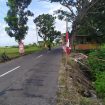 Tanah tepi jalan raya Delanggu - Juwiring tepatnya di Utara Simpang Tiga Bagor, Juwiring longso akibat talut penahan tanah ambrol. Dok. Pribadi.