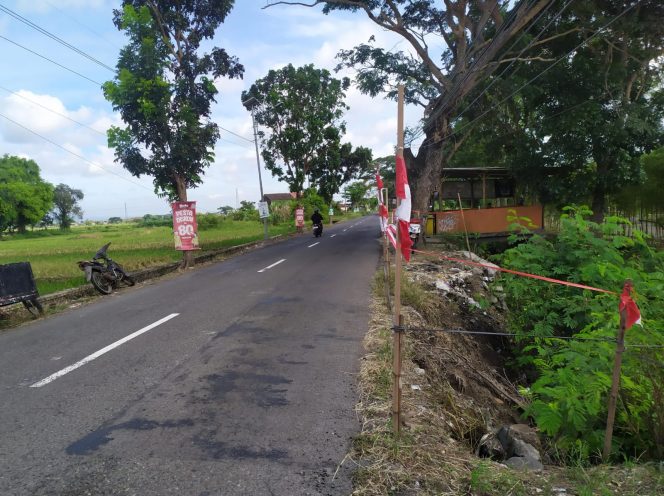 
 Tanah tepi jalan raya Delanggu - Juwiring tepatnya di Utara Simpang Tiga Bagor, Juwiring longso akibat talut penahan tanah ambrol. Dok. Pribadi.