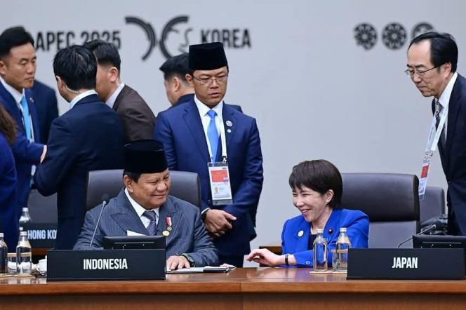 
 Saat Presiden Prabowo Subianto berbincang dengan Perdana Menteri Jepang, Sanae Takaichi