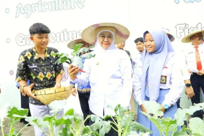 
 Gubernur Jawa Timur, Khofifah Indar Parawansa, memberikan apresiasi tinggi atas inovasi School Food Care yang dikembangkan dan dikelola oleh para siswa SMA Negeri 1 Pandaan, Kabupaten Pasuruan.