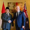 Presiden Republik Indonesia, Prabowo Subianto, berjabat tangan dengan Perdana Menteri Selandia Baru, Christopher Luxon