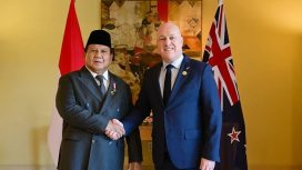 Presiden Republik Indonesia, Prabowo Subianto, berjabat tangan dengan Perdana Menteri Selandia Baru, Christopher Luxon