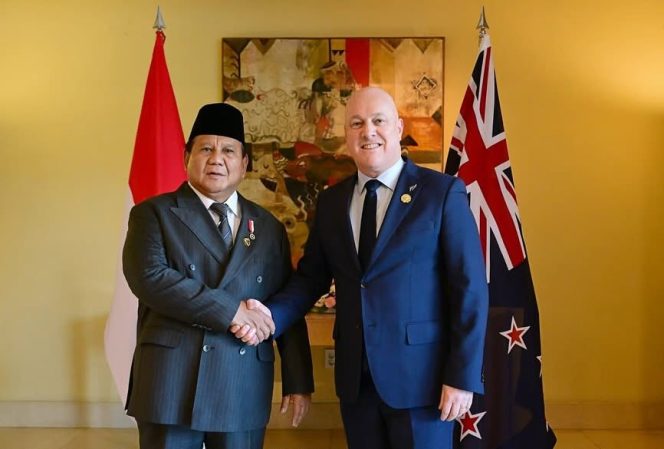 
 Presiden Republik Indonesia, Prabowo Subianto, berjabat tangan dengan Perdana Menteri Selandia Baru, Christopher Luxon
