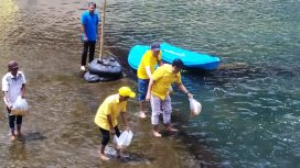Ketua DPD Partai Golkar Klaten dan Bahtiar Joko Widagdo menaburkan benih ikan nila di Sungai Pusur, Cokro (Dok.Pribadi).