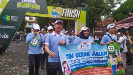 Peserta mengikuti jalan sehat dalam rangka Hari Kesehatan Nasional yang diselenggarakan oleh Dinas Kesehatan Klaten.(Dok.Pribadi)