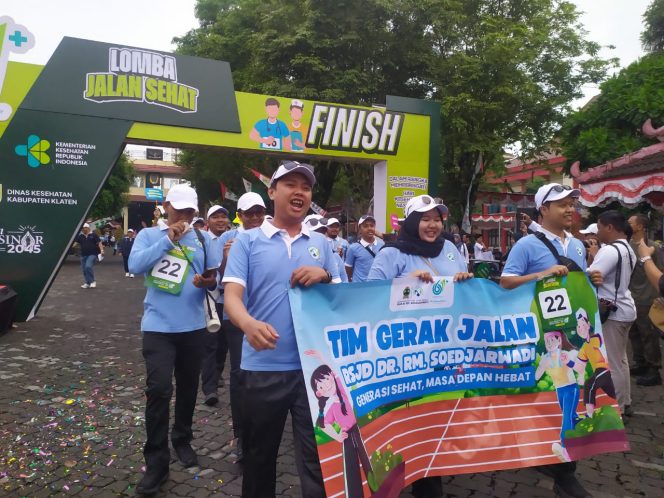 
 Peserta mengikuti jalan sehat dalam rangka Hari Kesehatan Nasional yang diselenggarakan oleh Dinas Kesehatan Klaten.(Dok.Pribadi)