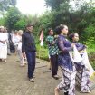 Warga Dusun Kroman melakukan kirab budaya menuju Umbul Kroman, sebuah mata air yang berlokasi di dusun tersebut (Dok.Pribadi).