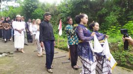 Warga Dusun Kroman melakukan kirab budaya menuju Umbul Kroman, sebuah mata air yang berlokasi di dusun tersebut (Dok.Pribadi).