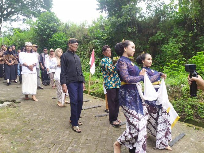 
 Warga Dusun Kroman melakukan kirab budaya menuju Umbul Kroman, sebuah mata air yang berlokasi di dusun tersebut (Dok.Pribadi).