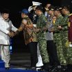 Presiden Prabowo Subianto saat turun dari pesawat Garuda Indonesia-1