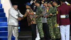 Presiden Prabowo Subianto saat turun dari pesawat Garuda Indonesia-1