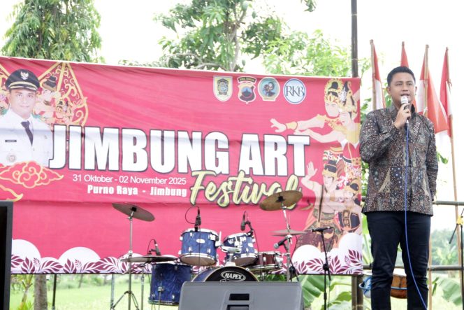 
 Bupati klaten Bpk Hamenang Wajar Ismoyo,S.I.kom turut hadir dan mendukung UMKM dan PAGUYUPAN SENI DI DESA JIMBUNG