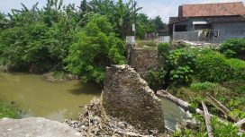 Kondisi Jembatan Desa Babadan yang ambruk diterjang air beberapa bulan lalu dan kini warga menantikan perbaikan (Dok.Pribadi).