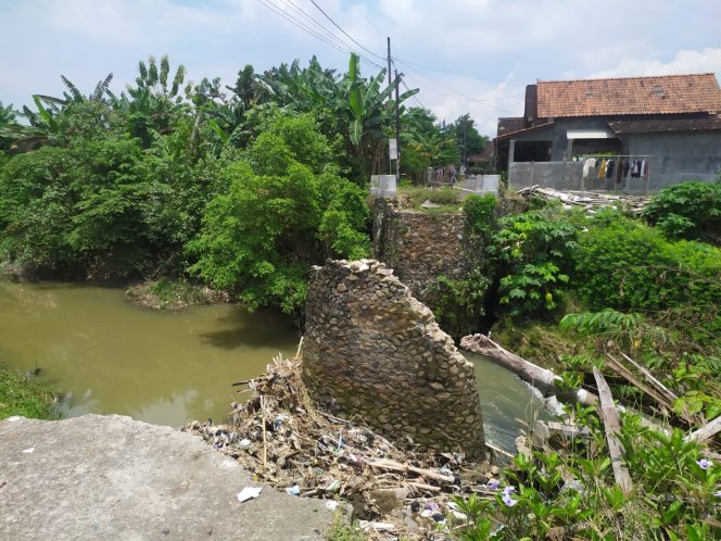 
 Kondisi Jembatan Desa Babadan yang ambruk diterjang air beberapa bulan  lalu dan kini warga menantikan perbaikan (Dok.Pribadi).