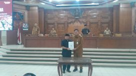 Penyerahan dokumen rancang peraturan daerah tentang pajak daerah dan retribusi daerah oleh Ketua DPRD Kab Klaten H. Edy Sasongko dan Bupati Kab Klaten Hamenang Wajar Ismoyo, S.I.Kom