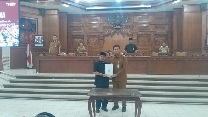 
 Penyerahan dokumen rancang peraturan daerah tentang pajak daerah dan retribusi daerah oleh Ketua DPRD Kab Klaten H. Edy Sasongko dan Bupati Kab Klaten Hamenang Wajar Ismoyo, S.I.Kom