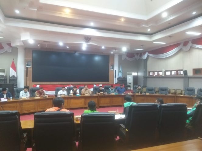
 Ojek Online Geruduk DPRD Pasuruan: Mesin Rusak, Bensin Bikin Pusing, Rakyat Kecil Teriak Keadilan!