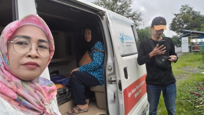 
 Foto : Penjemputan pasien di rumahnya bersama ambulan desa dan Relawan PSM