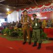 Momen seorang anggota Linmas berdialog dengan Bupati Klaten dalam acara Sambung Rasa di Desa Kedungan. Dalam kesempatan itu, ia menunjukkan kepada Bupati keadaan teman - temannya saat bertugas tidak memiliki atribut lengkap (Dok.Pribadi).