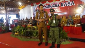 Momen seorang anggota Linmas berdialog dengan Bupati Klaten dalam acara Sambung Rasa di Desa Kedungan. Dalam kesempatan itu, ia menunjukkan kepada Bupati keadaan teman - temannya saat bertugas tidak memiliki atribut lengkap (Dok.Pribadi).