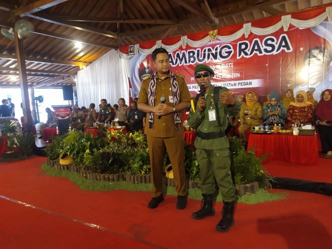 
 Momen seorang anggota Linmas berdialog dengan Bupati Klaten dalam acara Sambung Rasa di Desa Kedungan. Dalam kesempatan itu, ia menunjukkan kepada Bupati keadaan teman - temannya saat bertugas tidak memiliki atribut lengkap (Dok.Pribadi).