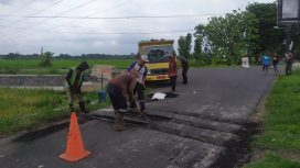 Petugas DPUPR Klaten melakukan pemasang polisi tidur di perempatan jalan Ngadisari, Mrisen, Juwiring sebagai upaya meningkatkan keamanan pengendara (Dok.Pribadi).