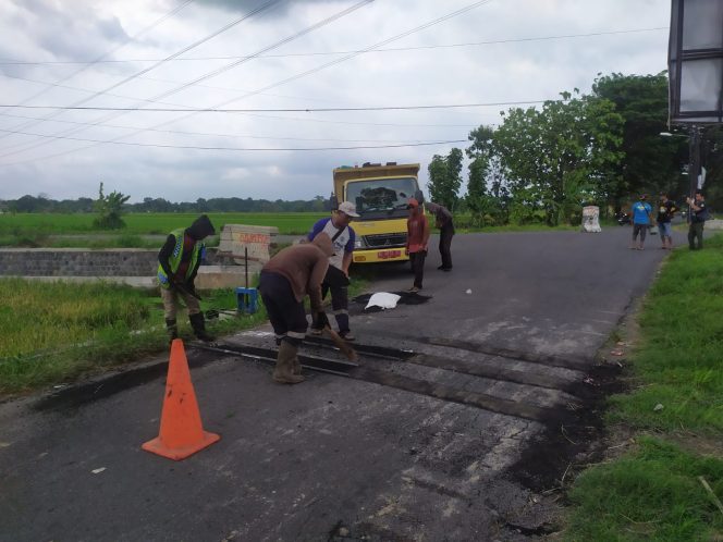 
 Petugas DPUPR Klaten melakukan pemasang polisi tidur di perempatan jalan Ngadisari, Mrisen, Juwiring sebagai upaya meningkatkan keamanan  pengendara (Dok.Pribadi).