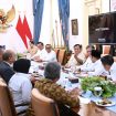 Presiden Prabowo Subianto, saat rapat terbatas bersama sejumlah Menteri Kabinet Merah Putih