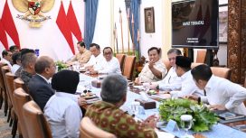 Presiden Prabowo Subianto, saat rapat terbatas bersama sejumlah Menteri Kabinet Merah Putih
