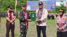 Penyerahan berita acara penutupan TMMD Sengkuyung Tahap -lV TA. 2025 dari Dandim 0723 Klaten kepada Bupati (Dok.Pribadi)