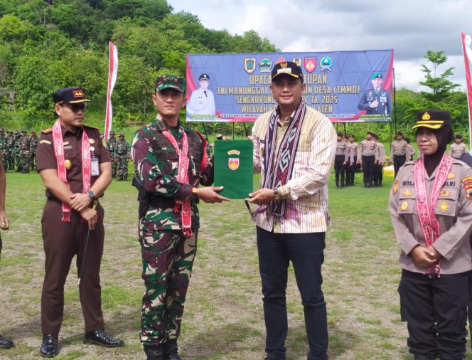 
 Penyerahan berita acara penutupan TMMD Sengkuyung Tahap -lV TA. 2025 dari Dandim 0723 Klaten kepada Bupati  (Dok.Pribadi)