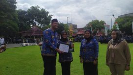 Bupati Klaten serahkan hadiah kepada para pemenang lomba selama rangkaian HKN ke;-61 (Dok.Pribadi)