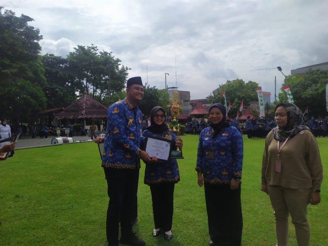 
 Bupati Klaten serahkan hadiah kepada para pemenang lomba selama rangkaian HKN ke;-61 (Dok.Pribadi)