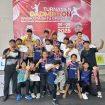 Wakil Wali Kota Batu, Heli Suyanto, S.H., M.H saat sesi foto bersama atlet para pemenang Turnamen Badminton Wali Kota Batu Open 2025.
