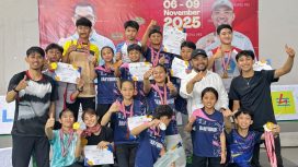 Wakil Wali Kota Batu, Heli Suyanto, S.H., M.H saat sesi foto bersama atlet para pemenang Turnamen Badminton Wali Kota Batu Open 2025.
