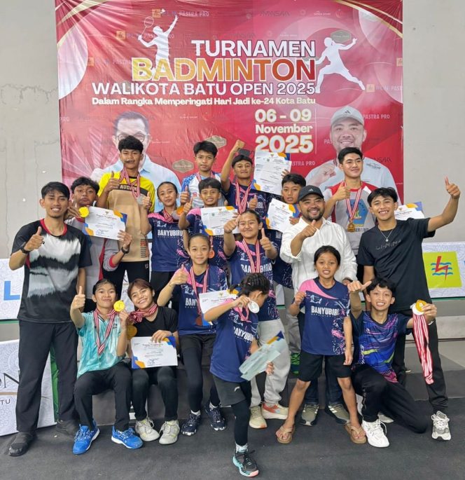
 Wakil Wali Kota Batu, Heli Suyanto, S.H., M.H saat sesi foto bersama atlet para pemenang Turnamen Badminton Wali Kota Batu Open 2025.