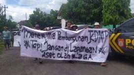 Puluhan warga desa Srebegan, Kecamatan Ceper, Klaten datangi Kantor Desa meminta agar Kepal Desa membatalkan pembangunan Gerai KDMP di atas lapangan olah raga milik desa (Dok.Pribadi)
