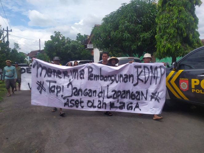 
 Puluhan warga desa Srebegan, Kecamatan Ceper, Klaten datangi Kantor Desa meminta agar Kepal Desa membatalkan pembangunan Gerai KDMP di atas lapangan olah raga milik desa (Dok.Pribadi)