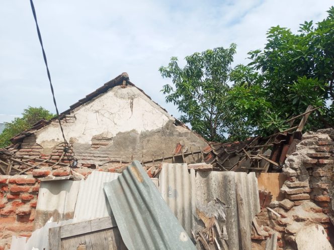 
 Atap Rumah Ambrol Diterjang Angin Kencang