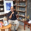 Pose Ayos Purwoaji saat berdiskusi di Studio Matahati Ceramic, Perum Wastu Asri, Junrejo, Kota Batu