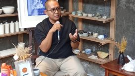 Pose Ayos Purwoaji saat berdiskusi di Studio Matahati Ceramic, Perum Wastu Asri, Junrejo, Kota Batu