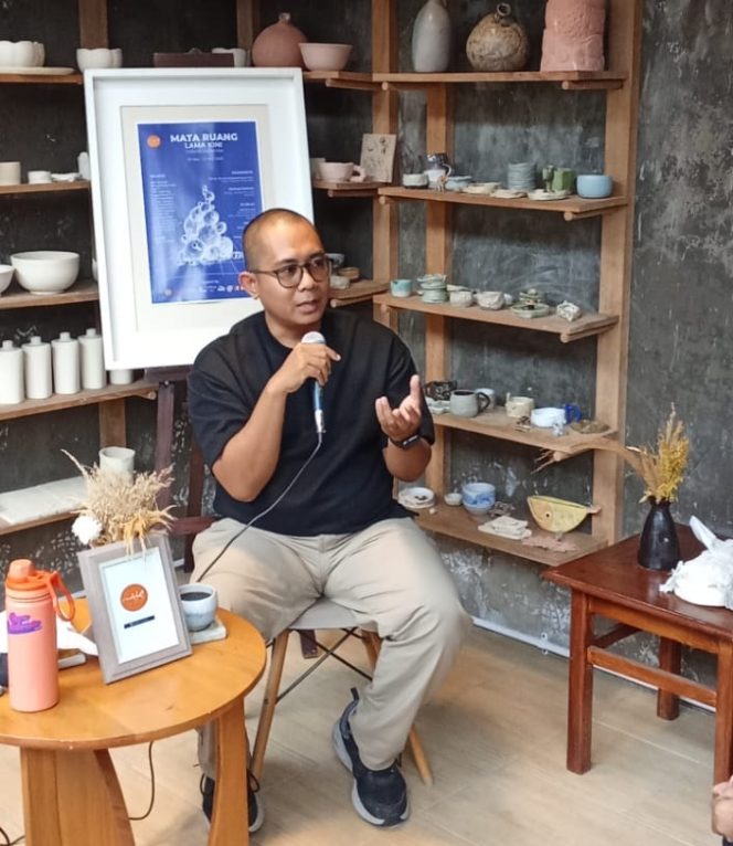
 Pose Ayos Purwoaji saat berdiskusi di Studio Matahati Ceramic, Perum Wastu Asri, Junrejo, Kota Batu