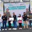 Walikota Batu, Nur Rochman dan Wakil Walikota, Heli Suyanto sedang memberikan hadiah Umroh