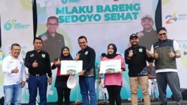 Walikota Batu, Nur Rochman dan Wakil Walikota, Heli Suyanto sedang memberikan hadiah Umroh