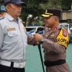 Kapolres Batu AKBP Andi Yudha Pranata, memimpin Apel Gelar Pasukan Operasi Zebra Semeru 2025 di halaman Polres Batu