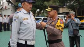 Kapolres Batu AKBP Andi Yudha Pranata, memimpin Apel Gelar Pasukan Operasi Zebra Semeru 2025 di halaman Polres Batu
