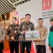 Bupati dan Wakil Bupati Klaten serahkan BLT DBHCHT di Pendopo Pemkab (Dok.Prokopim Setda Klaten)