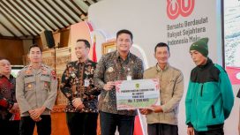 Bupati dan Wakil Bupati Klaten serahkan BLT DBHCHT di Pendopo Pemkab (Dok.Prokopim Setda Klaten)