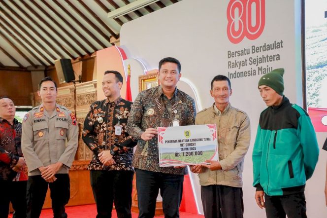 
 Bupati dan Wakil Bupati Klaten serahkan BLT DBHCHT di Pendopo Pemkab (Dok.Prokopim Setda Klaten)